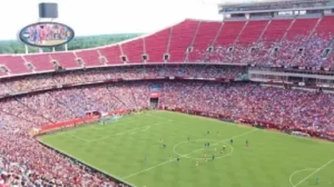 夜幕降临，狼队主场激战小蜜蜂，昨夜双胜势头，今夜谁将独领风骚？23点英超焦点战，悬念一触即发！